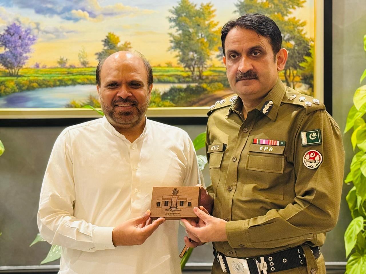 City Police Officer presented souvenir to Former SVP GCCI