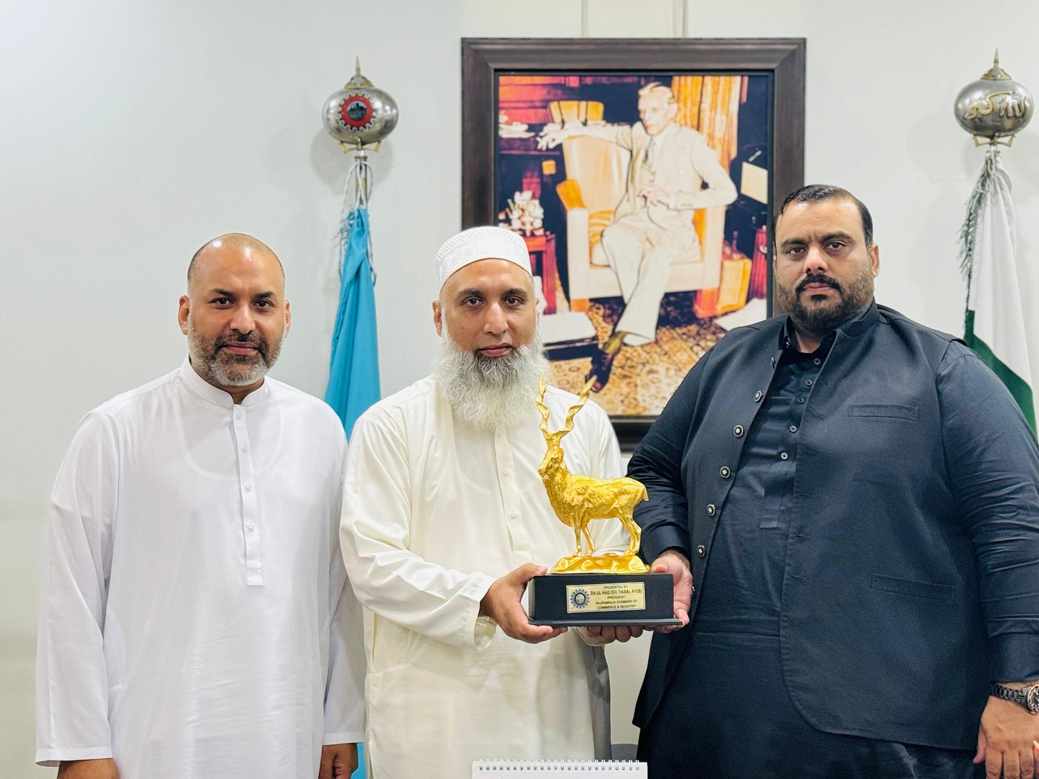 President GCCI given the souvenir to Hon’ble Guest 